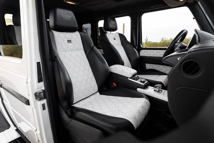 Để có thể đạt được sức mạnh vượt trội như vậy, “khủng long” Mercedes-Benz G63 AMG 6 × 6 đã phải nâng cấp hệ thống tăng áp, ống xả lớn hơn, hệ thống làm mát bằng nước bổ sung, sử dụng vàng để cải thiện khả năng dẫn nhiệt ở đường ống nạp khí và đường ống tăng áp.