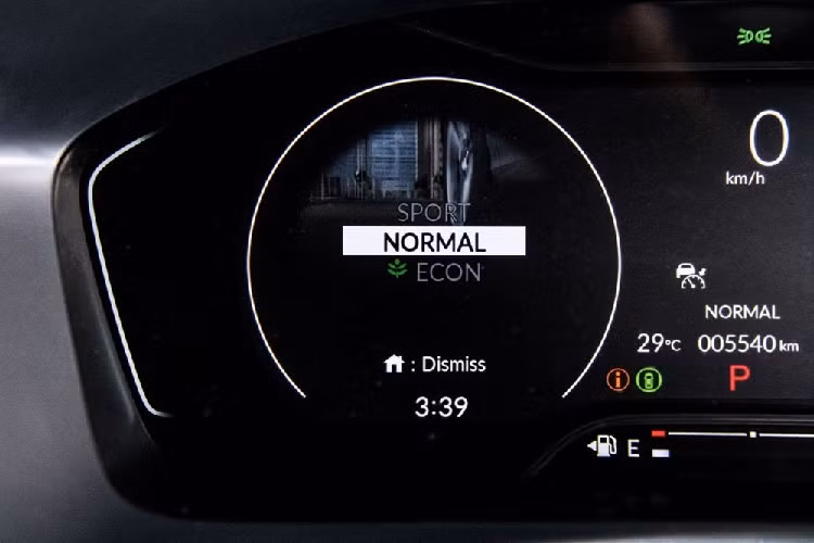 Nguyên nhân khiến hãng Honda phải giảm sức mạnh cho động cơ của Civic 2022 ở Singapore là để mẫu ôtô này đủ điều kiện được liệt vào hạng mục xe Category A COE. Đây là hạng mục xe hơi rẻ nhất tại thị trường Singapore hiện nay. Nếu muốn lọt vào hạng mục xe này, ôtô phải có dung tích xi-lanh động cơ dưới 1.6L và công suất tối đa không quá 97 kW hay 130 mã lực.