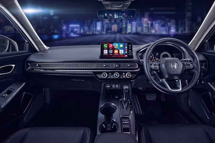 Ngoài động cơ kể trên, Honda Civic 2022 ở thị trường Singapore còn có những trang bị tiêu chuẩn đáng chú ý khác như đèn pha Halogen tích hợp dải đèn LED định vị ban ngày, đèn hậu LED, vành hợp kim 16 inch, mở cửa không cần chìa khóa, nút bấm khởi động máy, chế độ lái ECON, sạc điện thoại thông minh không dây, nội thất bọc da, vô lăng 3 chấu đa chức năng và điều hòa tự động với cửa gió hàng ghế sau. Trong khi đó, Honda Civic 2022 ở Thái Lan không có cửa gió hàng ghế sau.