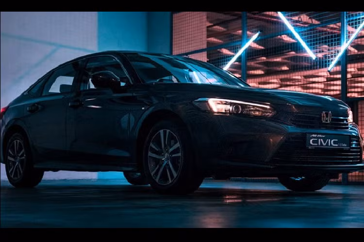 Tương tự xe ở Thái Lan, Honda Civic 2022 dành cho thị trường Singapore cũng có gói công nghệ an toàn chủ động Honda Sensing. Gói công nghệ này bao gồm hệ thống kiểm soát hành trình thích ứng, phanh giảm thiểu va chạm tích hợp cảnh báo va chạm phía trước, cảnh báo/hỗ trợ giữ làn đường, giảm thiểu chệch làn đường và cảnh báo khi phương tiện phía trước khởi hành. Bên cạnh đó là camera quan sát lề đường LaneWatch, 6 túi khí, hệ thống chống bó cứng phanh ABS, cân bằng điện tử, hỗ trợ giữ phanh tạm thời và hỗ trợ khởi hành ngang dốc.