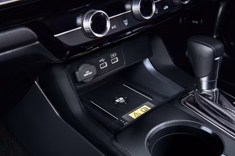 Ở thế hệ cũ, Honda Civic tại Singapore được trang bị động cơ xăng 4 xi-lanh, tăng áp, dung tích 1.5L với công suất tối đa 173 mã lực và mô-men xoắn cực đại 220 Nm. Do đó, xe bị liệt vào hạng mục xe Category B nên có giá cao hơn. Tương tự xe ở Thái Lan, Honda Civic 2022 tại Singapore cũng được trang bị hộp số biến thiên vô cấp CVT và hệ dẫn động cầu trước. Động cơ này tiêu thụ lượng xăng trung bình 6,4 lít/100 km.