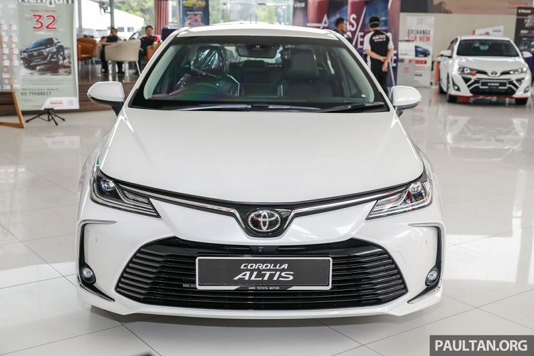 Về truyền động, Toyota Corolla Altis 2021 có thể sẽ được bán ra tới người dùng trong nước với trang bị động cơ xăng 1.8L, sản sinh công suất 138 mã lực và 178 Nm mô-men xoắn tương tự bản trước thay vì có tới 3 phiên bản động cơ tuỳ chọn như ở Thái Lan. Mức giá xe Toyota Corolla Altis 2021 chưa được công bố tại Việt Nam, nhưng dự đoán sẽ khá cạnh tranh so với các đối thủ. 
