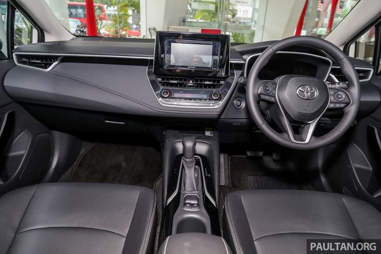 Bên cạnh phần ngoại hình mới bắt mắt và hiện đại, Toyota Corolla Altis 2021 cũng sở hữu không gian cabin gọn gàng, dễ nhìn hiện đại và mang đậm hơi hướng thiết kế chung của Toyota thời gian gần đây. Với phong cách tạo hình mới, giờ đây bảng điều khiển trung tâm trên Altis 2021 đã không còn làm kiểu phẳng lì như trước mà thay vào đó là thiết kế nổi khối với màn hình giải trí nhô cao khỏi mặt táp-lô. Thêm vào đó, trên phiên bản cao cấp nhất, Altis 2021 có thể còn được trang bị màn hình công-tơ-mét dạng LCD như "người anh em" Corolla Cross. 