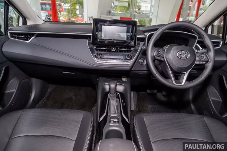 Bên cạnh phần ngoại hình mới bắt mắt và hiện đại, Toyota Corolla Altis 2021 cũng sở hữu không gian cabin gọn gàng, dễ nhìn hiện đại và mang đậm hơi hướng thiết kế chung của Toyota thời gian gần đây. Với phong cách tạo hình mới, giờ đây bảng điều khiển trung tâm trên Altis 2021 đã không còn làm kiểu phẳng lì như trước mà thay vào đó là thiết kế nổi khối với màn hình giải trí nhô cao khỏi mặt táp-lô. Thêm vào đó, trên phiên bản cao cấp nhất, Altis 2021 có thể còn được trang bị màn hình công-tơ-mét dạng LCD như "người anh em" Corolla Cross. 