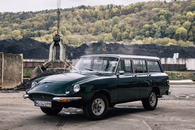 Jerrari: Chiếc xe này được tạo ra cách đây 40 năm, đây là kết quả của việc kết hợp khung xe của chiếc Jeep Wagoneers 1969 với động cơ và phần đầu của Ferrari 365 GT. Ngoài chiếc xe này, trên thế giới cũng có thêm một chiếc Jerrari khác nhưng giữ nguyên ngoại hình của Jeep Wagoneers, đồng thời nâng cấp ống xả và vô lăng của Ferrari.