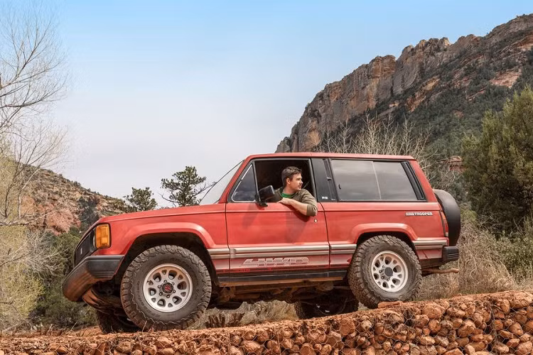 Isuzu Trooper RS: Trooper RS đời đầu được ra mắt vào năm 1989 và nhanh chóng biến mất khỏi thị trường. Vào thời điểm ấy, người dùng không còn ưa chuộng dòng xe SUV 3 cửa nên doanh số không đạt như kỳ vọng của hãng. Đến thế hệ thứ 2, Isuzu đã tạo ra Trooper 5 cửa với chiều dài cơ sở 2,76 m, dài hơn đời đầu 0,44 m.