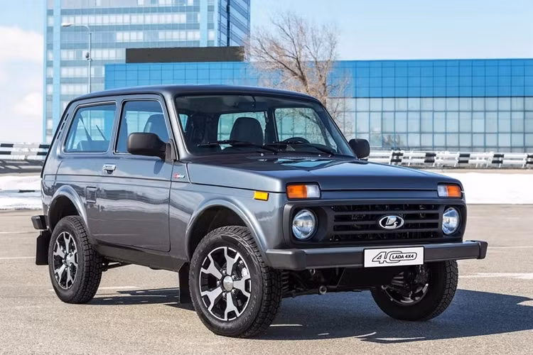 Lada Niva: Dù không phổ biến ở Việt Nam, thương hiệu Lada khá phổ biến tại Nga và hơn 100 quốc gia khác trên toàn cầu. Lada Niva là chiếc SUV đầu tiên trên thị trường sử dụng khung gầm liền khối, đây cũng là tiền thân của những mẫu crossover ngày nay. Niva được giới thiệu vào năm 1977, điểm mạnh của mẫu SUV này là giá bán rẻ, thoải mái và công nghệ có thể xem là nổi bật vào thời điểm ấy. Niva từng được mang đi thi đấu và chiến thắng giải đua địa hình Dakar Rally.