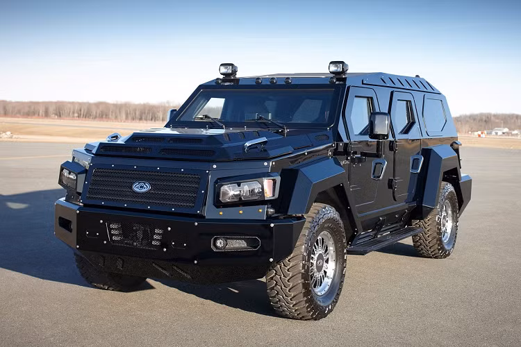 Conquest Knight XV: Công ty sản xuất Canada chế tạo ra một mẫu SUV với thiết kế hầm hố không khác gì xe quân đội, tuy nhiên Knight XV chỉ được bọc thép chứ không có trang bị vũ khí. Conquest tạo ra mẫu xe này dựa trên chiếc Terradyne Gurkha, sức mạnh động cơ này đến từ cỗ máy V10 6.8L có khả năng chạy bằng nhiên liệu sinh học. Giống như chiếc Rhino GX, Knight XV có không gian nội thất sang trọng với đèn LED, TV, PlayStation...