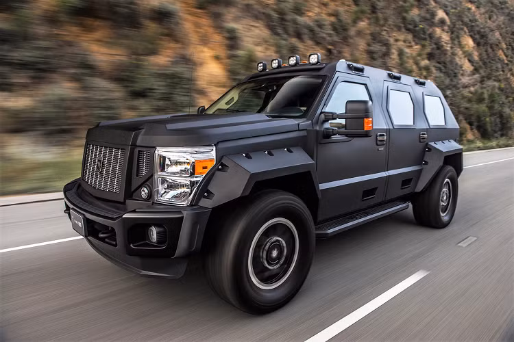 USSV Rhino GX: USSV giới thiệu Rhino GX là mẫu xe SUV lớn nhất từng được sản xuất của hãng ôtô Mỹ. Chiếc xe được chế tạo dựa trên mẫu F-450 Ford Super Duty. Người dùng có thể lựa chọn động cơ diesel V8 6.7L hoặc xăng V10 6.8L. Trái ngược với vẻ ngoài thô kệch, nội thất của Rhino GX được chế tạo thủ công với những chi tiết trang trí gỗ, TV 40 inch... Xe có giá khởi điểm 330.750 USD.