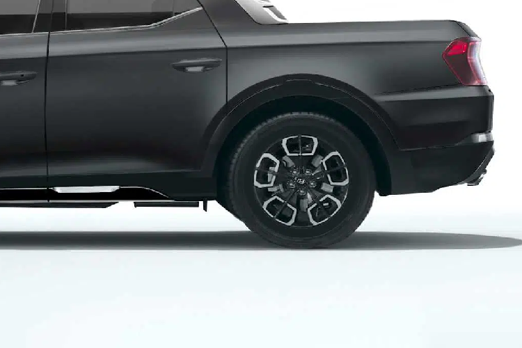 Là mẫu xe bán tải đầu tiên của Hyundai, Santa Cruz hoàn toàn mới sở hữu thiết kế đã thay đổi đáng kể so với phiên bản concept. Trong đó, phần đầu xe của mẫu xe bán tải này được thiết kế theo phong cách khá giống với người anh em Hyundai Tucson thế hệ mới. Điều này được thể hiện qua lưới tản nhiệt cỡ lớn, hòa lẫn mượt mà với dải đèn LED định vị ban ngày.