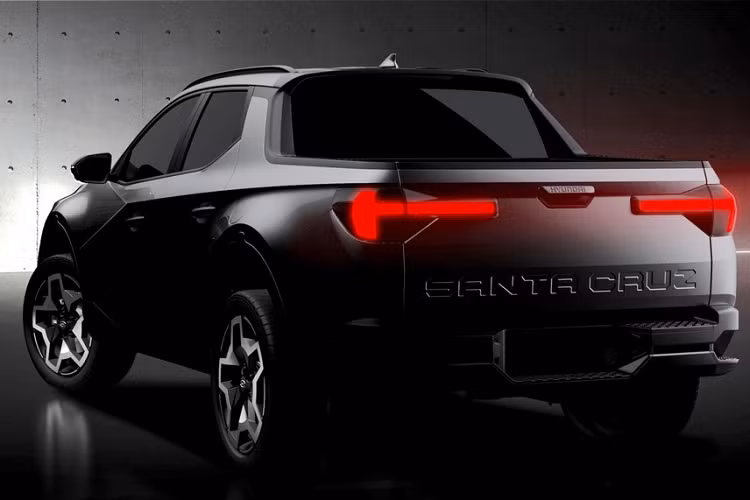 Nếu được phát triển dựa trên cơ sở gầm bệ của Santa Fe thì Hyundai Santa Cruz 2022 nhiều khả năng sẽ dùng chung cả động cơ với mẫu SUV 7 chỗ này. Thứ nhất là động cơ xăng 4 xi-lanh, dung tích 2.4L với công suất tối đa 185 mã lực. Thứ hai là động cơ xăng 4 xi-lanh, tăng áp, dung tích 2.0L với công suất tối đa 238 mã lực. 