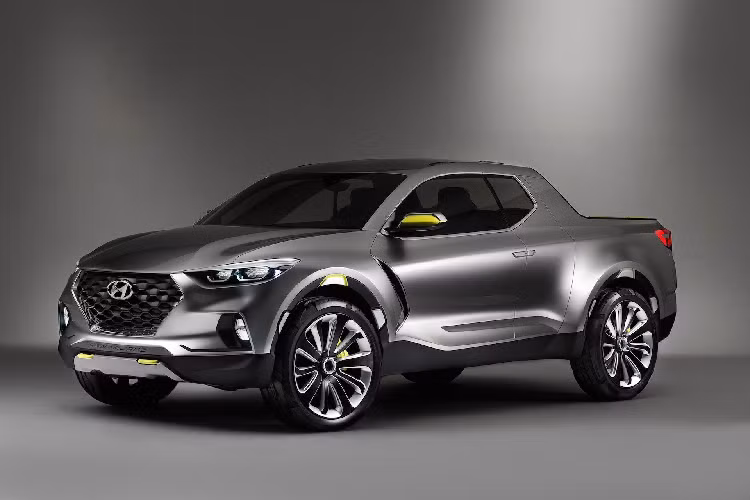 Đằng sau, Hyundai Santa Cruz 2022 được trang bị cụm đèn hậu hình chữ "T" và cửa thùng sau dập chìm tên xe. Khi nói về Santa Cruz 2022, hãng Hyundai đã gọi đây là xe "sport adventure", kết hợp giữa nội thất và cảm giác lái như ô tô du lịch với sự thực dụng không màu mè của xe bán tải truyền thống. Để làm được điều đó, hãng Hyundai phát triển Santa Cruz 2022 dựa trên cơ sở gầm bệ xe con. Nhiều khả năng mẫu xe bán tải này sẽ dùng cơ sở gầm bệ của SUV 7 chỗ Hyundai Santa Fe. Công thức này thực ra không phải là độc đáo trong phân khúc xe bán tải vì từng được áp dụng cho Honda Ridgeline và sắp tới là Ford Maverick