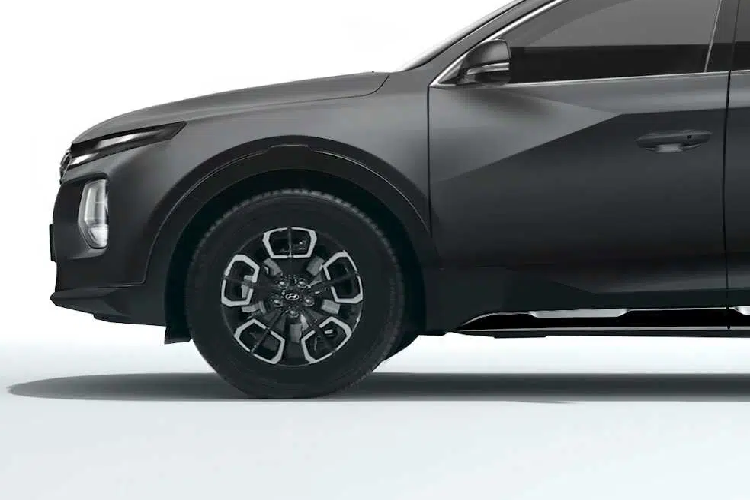 Trên mẫu Hyundai Tucson 2021, dải đèn LED định vị ban ngày độc đáo này được gọi bằng cái tên riêng là “Parametric Hidden Lights”. Đúng như tên gọi, đèn LED định vị ban ngày này sẽ chỉ xuất hiện khi được bật lên, những lúc khác thì bị ẩn đi. Trong khi đó, cụm đèn pha chính của xe bán tải Hyundai Santa Cruz 2022 sẽ được đặt thấp hơn dải đèn LED định vị ban ngày. Đèn pha sẽ nằm trong hốc vuông vắn và thụt sâu vào bên trong.