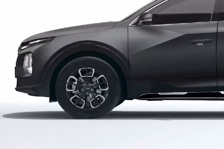 Trên mẫu Hyundai Tucson 2021, dải đèn LED định vị ban ngày độc đáo này được gọi bằng cái tên riêng là “Parametric Hidden Lights”. Đúng như tên gọi, đèn LED định vị ban ngày này sẽ chỉ xuất hiện khi được bật lên, những lúc khác thì bị ẩn đi. Trong khi đó, cụm đèn pha chính của xe bán tải Hyundai Santa Cruz 2022 sẽ được đặt thấp hơn dải đèn LED định vị ban ngày. Đèn pha sẽ nằm trong hốc vuông vắn và thụt sâu vào bên trong.