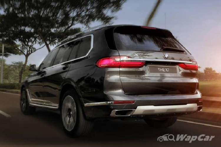Với mức giá thấp hơn, BMW X7 2021 tại Indonesia vẫn nhận được danh sách đầy đủ các tính năng trang bị và kiểu dáng thiết kế tiêu chuẩn. Diện mạo của X7 vẫn đảm bảo sự sang trọng vốn có với các chi tiết trang trí mạ crom sáng bóng xung quanh xe.