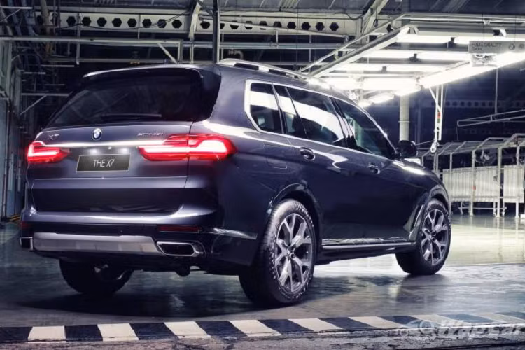 Gói xOffroad cũng được giới thiệu có sẵn trên X7, cung cấp các chế độ lái off-road chuyên dụng như xSand, xGravel, xRocks và xSnow. Với mỗi thiết lập chế độ lái khác nhau, khoảng sáng gầm xe và khả năng phục hồi của hệ thống treo sẽ đồng thời được điều chỉnh sao cho phù hợp nhất.