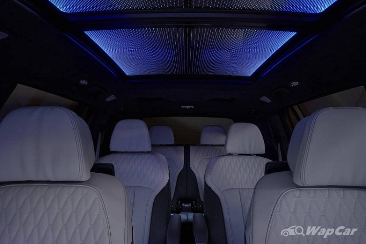 Bên cạnh đó, BMW X7 thế hệ mới còn được trang bị các màn hình cảm ứng 10.2 inch cung cấp những trải nghiệm giải trí đỉnh cao cho hàng ghế sau và cửa sổ trời toàn cảnh Panorama Sky Lounge với hơn 15.000 điểm LED phát sáng cực đẹp. Khi màn đêm buông xuống, trần xe của X7 sẽ trở thành một bầu trời đầy sao với nhiều màu sắc có thể tùy chỉnh theo mong muốn.