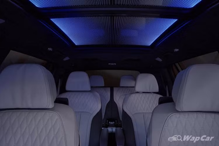 Bên cạnh đó, BMW X7 thế hệ mới còn được trang bị các màn hình cảm ứng 10.2 inch cung cấp những trải nghiệm giải trí đỉnh cao cho hàng ghế sau và cửa sổ trời toàn cảnh Panorama Sky Lounge với hơn 15.000 điểm LED phát sáng cực đẹp. Khi màn đêm buông xuống, trần xe của X7 sẽ trở thành một bầu trời đầy sao với nhiều màu sắc có thể tùy chỉnh theo mong muốn.