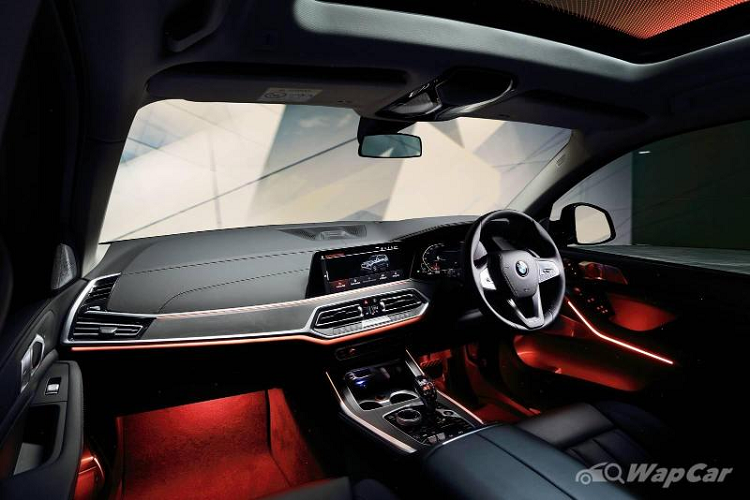 Các trang bị tiêu chuẩn bao gồm đèn pha BMW LaserLight bên cạnh bộ lưới tản nhiệt hình quả thận có kích thước lớn nhất từ trước đến nay và bộ mâm Style 752 Bicolour cỡ 21 inch. Bước vào bên trong, X7 được trang bị nhiều màn hình hiển thị cỡ lớn, bao gồm cụm công cụ kỹ thuật số BMW Live Cockpit Professional 12.3 inch với màn hình hiển thị trên kính lái HUD.