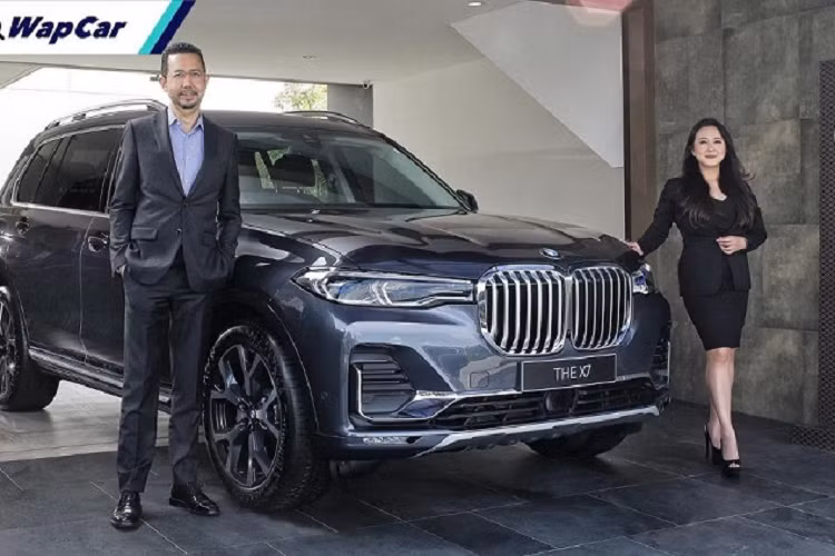 Do được lắp ráp hoàn toàn trong nước nên mức giá xe BMW X7 2021 sẽ trở nên hấp dẫn và có sức cạnh tranh hơn, khởi điểm từ 2,29 tỷ IDR (khoảng 3,7 tỷ đồng) - thấp hơn đáng kể so với giá nhập khẩu nguyên chiếc (CBU) khởi điểm từ 2,72 tỷ IDR (khoảng 4,4 tỷ đồng).