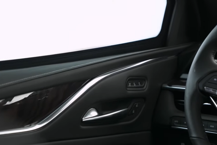 Ấn tượng nhất, Inkas vẫn giữ lại tất cả các tính năng tiêu chuẩn của Escalade 2021, bao gồm màn hình OLED 38 inch, hệ thống âm thanh AKG 36 loa, ánh sáng quanh nội thất, ghế mát-xa, và hệ thống hỗ trợ lái Super Cruise.