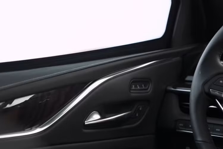 Ấn tượng nhất, Inkas vẫn giữ lại tất cả các tính năng tiêu chuẩn của Escalade 2021, bao gồm màn hình OLED 38 inch, hệ thống âm thanh AKG 36 loa, ánh sáng quanh nội thất, ghế mát-xa, và hệ thống hỗ trợ lái Super Cruise.