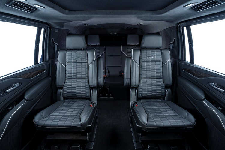 Trước tiên, khách hàng có thể tùy chọn cả hai loại động cơ của Escalade. Chúng bao gồm một động cơ V8 dung tích 6.2 lít với 420 mã lực và 624 Nm mô-men xoắn cực đại, hoặc một động cơ tăng áp i6 dung tích 3.0 lít tiết kiệm hơn với 260 mã lực và cùng số mô-men xoắn.