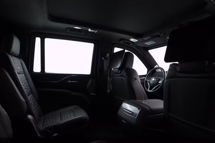 Cadillac Escalade 2021 bọc giáp của Inkas sử dụng giáp chống đạn trọng lượng nhẹ, bao bọc toàn bộ thân vỏ xe. Lớp giáp này mang lại cấp độ bảo vệ BR6 với một hệ thống chồng lấp độc quyền trên các đệm làm kín cửa để bảo vệ người ngồi khỏi đạn bắn.