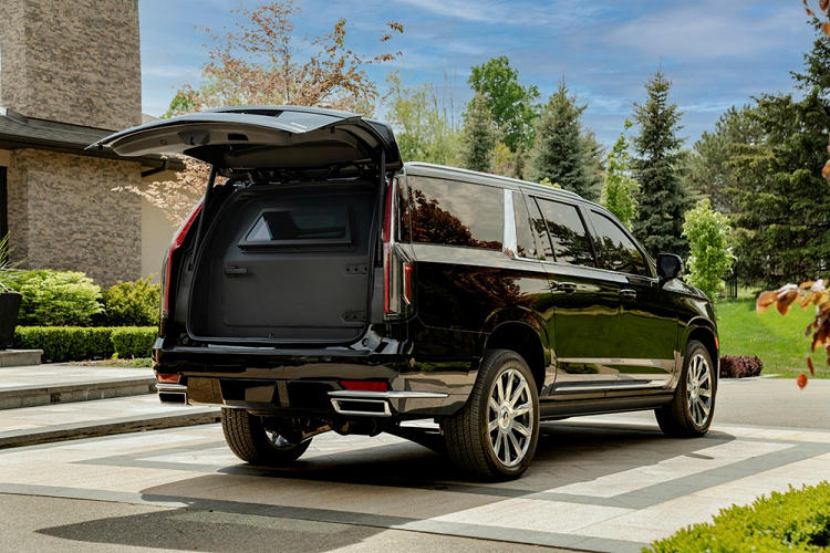 Về phương diện giá bán, Inkas tính phí 150.000 USD - tương đương khoảng hơn 3,4 tỷ đồng (bao gồm cả xe ban đầu) đối với Lincoln Navigator bọc giáp, vậy nên người mua có thể mong đợi giá tương tự ở Escalade bọc giáp.