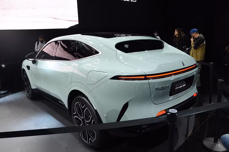 Dưới cấu trúc hiện tại, Changan chịu trách nhiệm cho tổng thể thiết kế, phát triển, và sản xuất của xe Avatr. Cổ đông lớn thứ hai, CATL, có nhiệm vụ phát triển bộ pin và phần mềm liên quan. Huawei, dù không phải là cổ đông, nhưng có nhận hợp tác phát triển phần mềm và phần cứng cho hệ thống kết nối, thông tin giải trí, và lái xe thông minh.