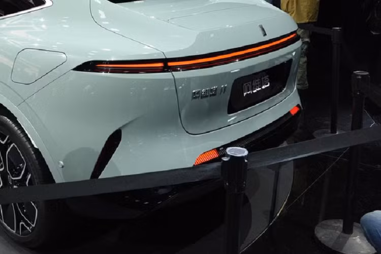 Mẫu xe đầu tiên của thương hiệu, Avatr 11 được chế tạo dựa trên khung gầm xe điện EP1 của Changan. Hệ thống thông tin giải trí, kết nối, và tất cả các chức năng hỗ trợ người lái đều được gộp chung vào một nền tảng “mạng lưới điện thông minh” gọi là CHN, do Changan, CATL và Huawei cùng phát triển. Công suất tính toán xử lý kết hợp của nó là 400 TOPS.