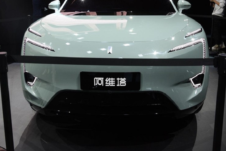 Nhìn vẻ ngoài, Avatr 11 có một thiết kế đặc sắc với đèn pha kéo sắc cạnh như dạo cao và thân vỏ cực kỳ trơn mượt. Tuy nhiên, phần thiết kế thú vị nhất là nằm ở phía sau, với cửa sau fastback, cửa kính sau hẹp, đuôi xe rất cao tích hợp cánh gió. Có thể nói rằng, mẫu xe này trông khác biệt so với mọi thứ có tại thị trường Trung Quốc lúc này.