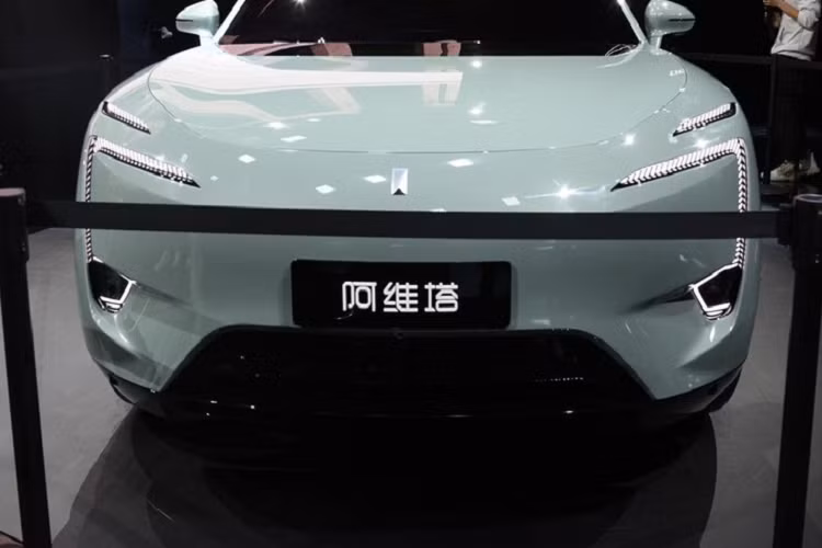 Nhìn vẻ ngoài, Avatr 11 có một thiết kế đặc sắc với đèn pha kéo sắc cạnh như dạo cao và thân vỏ cực kỳ trơn mượt. Tuy nhiên, phần thiết kế thú vị nhất là nằm ở phía sau, với cửa sau fastback, cửa kính sau hẹp, đuôi xe rất cao tích hợp cánh gió. Có thể nói rằng, mẫu xe này trông khác biệt so với mọi thứ có tại thị trường Trung Quốc lúc này.