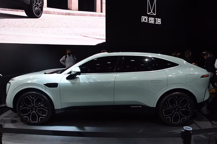 Avatr 11 có thể tăng tốc từ 0-100 km/h trong vòng 4 giây, có khả năng sạc pin nhanh bằng nguồn cao áp hơn 200 kW và phạm vi di chuyển 700 km theo chu kỳ NEDC. Avatr 11 sẽ được định vị là mẫu xe điện hạng sang cao cấp, một phân khúc mà nó sẽ cạnh tranh trực tiếp với NIO ES8 và XPeng G9 sắp ra mắt. Thông tin giá xe Avatr 11 2022 và thông số kỹ thuật sẽ được công bố vào năm sau.