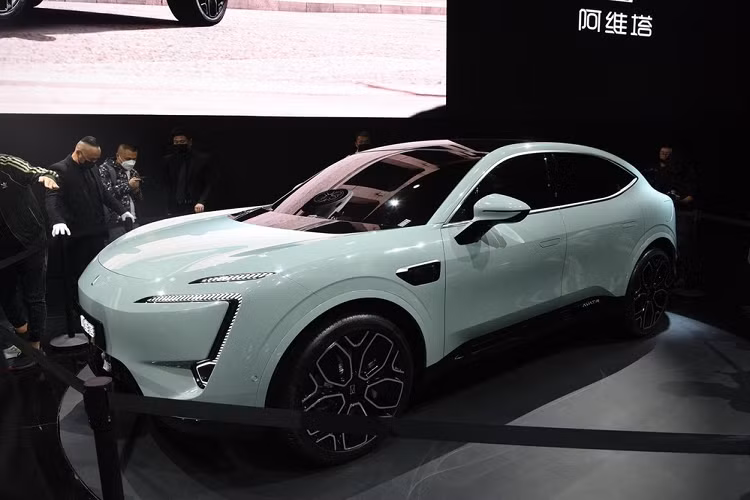 Mới đây, công ty Avatr Technology đã chính thức công bố thương hiệu xe của riêng mình ở Thượng Hải, Trung Quốc với tên gọi Avatr, một đơn vị có sự hỗ trợ phía sau của Changan Auto, CATL, Huawei, và một số cổ đông nhỏ khác. Mẫu Avatr 11 2022 mới mẻ này có tên đơn giản là một mẫu SUV coupe chạy điện công nghệ cao, sẽ ra mắt thị trường Trung Quốc vào quý 2 năm 2022.