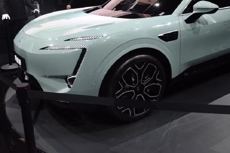 Nhìn vẻ ngoài, Avatr 11 có một thiết kế đặc sắc với đèn pha kéo sắc cạnh như dạo cao và thân vỏ cực kỳ trơn mượt. Tuy nhiên, phần thiết kế thú vị nhất là nằm ở phía sau, với cửa sau fastback, cửa kính sau hẹp, đuôi xe rất cao tích hợp cánh gió. Có thể nói rằng, mẫu xe này trông khác biệt so với mọi thứ có tại thị trường Trung Quốc lúc này.