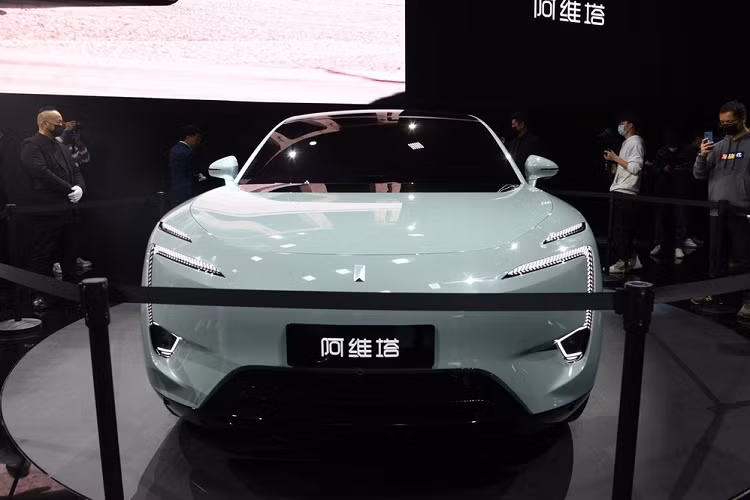 Nhìn vẻ ngoài, Avatr 11 chạy điện có một thiết kế đặc sắc với đèn pha kéo sắc cạnh như dạo cao và thân vỏ cực kỳ trơn mượt. Avatr Technology là công ty kế nhiệm đơn vị liên doanh giữa Changan-NIO, vốn ra mắt lần đầu trong năm 2018. Vì những rắc rối tài chính của NIO trong năm 2018 và 2019, Changan đã trở thành cổ đông chính, và là động lực đằng sau sự phát triển thương hiệu xe mới này.