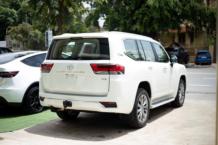 Thông tin mà chúng tôi mang đến chính là Toyota Land Cruiser 70th Anniversary mới đã được 1 số đại lý Toyota trang bị thêm nhằm để kỷ niệm sinh nhật lần thứ 70 của dòng xe này. Như vậy, sau khi đã nhập về nước Toyota Land Cruiser 2022 bản Trung Đông, giới đại gia ở Campuchia tiếp tục tìm mua phiên bản Land Cruiser 2022 70th Anniversary nhằm để bổ sung vào bộ sưu tập xe của mình.
