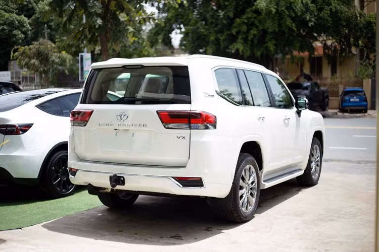 Thông tin mà chúng tôi mang đến chính là Toyota Land Cruiser 70th Anniversary mới đã được 1 số đại lý Toyota trang bị thêm nhằm để kỷ niệm sinh nhật lần thứ 70 của dòng xe này. Như vậy, sau khi đã nhập về nước Toyota Land Cruiser 2022 bản Trung Đông, giới đại gia ở Campuchia tiếp tục tìm mua phiên bản Land Cruiser 2022 70th Anniversary nhằm để bổ sung vào bộ sưu tập xe của mình.