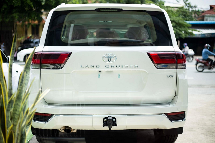 Hiện các nhà giàu Việt đang chờ đợi phiên bản Toyota Land Cruiser thế hệ mới bản Trung Đông về chơi, trong khi đó, các đại lý Toyota chính hãng trong nước đang tích cực trả hàng cho người mua nhưng do nhập từ Nhật Bản nên được đánh giá thiếu nhiều đồ chơi so với xe từ Trung Đông. Mức giá bán Toyota Land Cruiser 2022 bản Trung Đông phải trên 6 tỷ đồng.