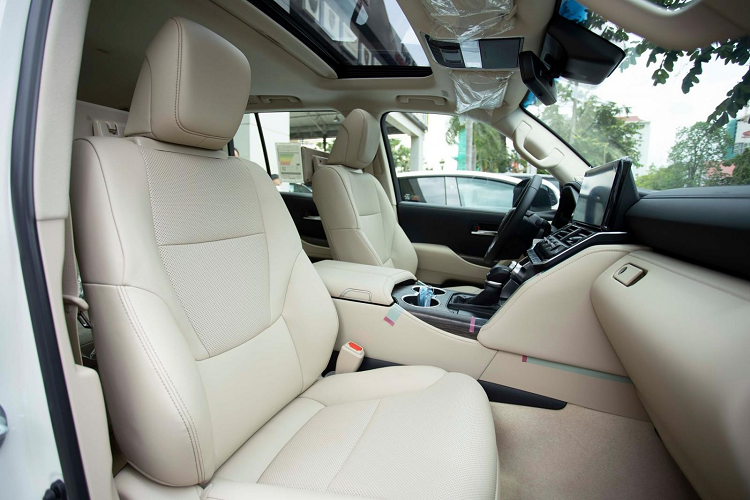 Ngoài những khác biệt trên, Toyota Land Cruiser 2022 "70th Anniversary" mới về Campuchia không có gì thay đổi ở thiết kế ngoại thất, trong khoang lái hay hệ truyền động như các mẫu xe Toyota Land Cruiser 2022 đang bán chính hãng trong nước, điểm khác biệt có thể đến từ trang bị của xe