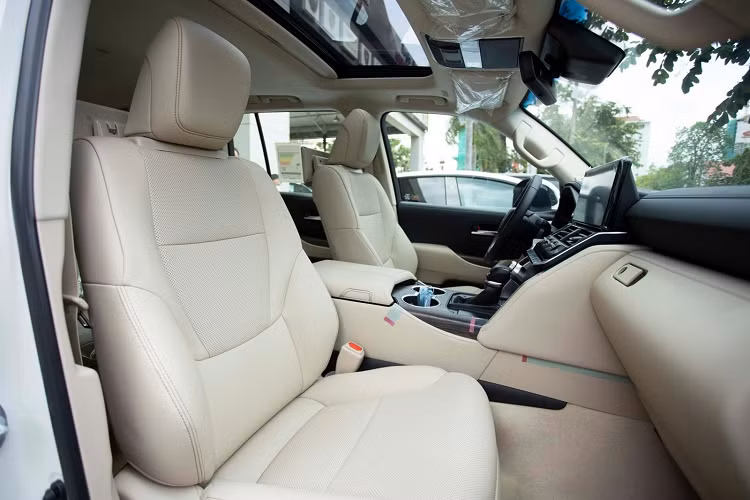 Ngoài những khác biệt trên, Toyota Land Cruiser 2022 "70th Anniversary" mới về Campuchia không có gì thay đổi ở thiết kế ngoại thất, trong khoang lái hay hệ truyền động như các mẫu xe Toyota Land Cruiser 2022 đang bán chính hãng trong nước, điểm khác biệt có thể đến từ trang bị của xe