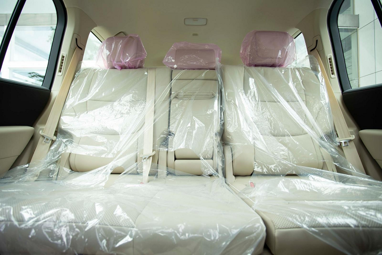 Ngoại hình Toyota Land Cruiser thế hệ mới bản "70th Anniversary" vẫn gây ấn tượng với thiết kế hầm hố đi kèm lưới tản nhiệt cỡ lớn với các thanh nan nằm ngang mạ crôm bóng loáng, hệ thống đèn LED của xe đẹp mắt, bên trong khoang lái có điểm nhấn chính là việc được trang bị màn hình giải trí 12,3 inch có kết nối Apple CarPlay và Android Auto, loa JBL, hệ thống điều hòa tự động 4 vùng với bộ lọc ion, hệ thống xác thực dấu vân tay, hệ thống Toyota Safety Sense...