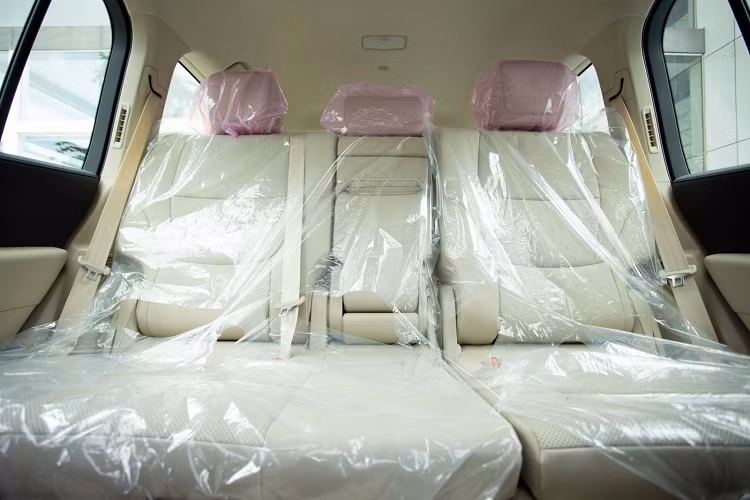 Ngoại hình Toyota Land Cruiser thế hệ mới bản "70th Anniversary" vẫn gây ấn tượng với thiết kế hầm hố đi kèm lưới tản nhiệt cỡ lớn với các thanh nan nằm ngang mạ crôm bóng loáng, hệ thống đèn LED của xe đẹp mắt, bên trong khoang lái có điểm nhấn chính là việc được trang bị màn hình giải trí 12,3 inch có kết nối Apple CarPlay và Android Auto, loa JBL, hệ thống điều hòa tự động 4 vùng với bộ lọc ion, hệ thống xác thực dấu vân tay, hệ thống Toyota Safety Sense...