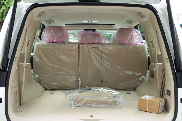 Hiện chưa rõ giá xe Toyota Land Cruiser 2022 70th Anniversary có mức bán ra sao tại Campuchia, chỉ biết rằng, giá xe Toyota Land Cruiser 2022 tại Việt Nam là 4,06 tỷ đồng chưa bao gồm các khoản phí "lót tay" để sớm sở hữu xe chính hãng.