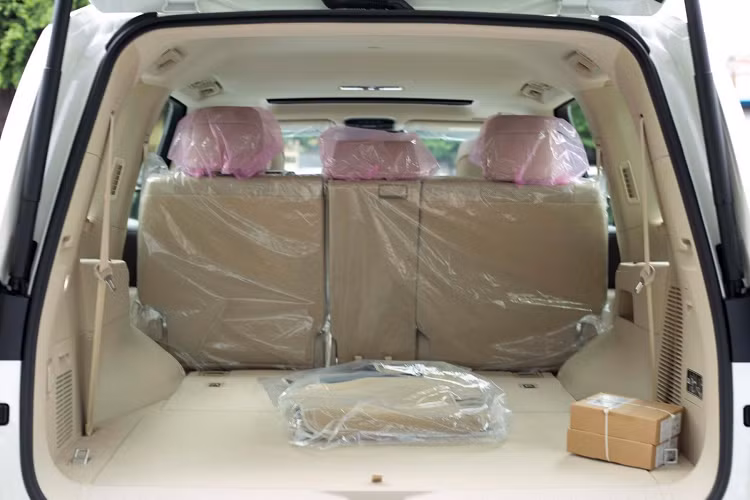 Hiện chưa rõ giá xe Toyota Land Cruiser 2022 70th Anniversary có mức bán ra sao tại Campuchia, chỉ biết rằng, giá xe Toyota Land Cruiser 2022 tại Việt Nam là 4,06 tỷ đồng chưa bao gồm các khoản phí "lót tay" để sớm sở hữu xe chính hãng.