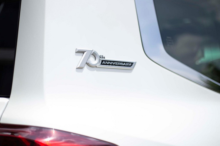 Ngoài ra, các xe Toyota Land Cruiser 2022 "70th Anniversary" ở Nhật Bản còn có thảm sàn riêng, vè che mưa và camera hành trình trước/sau xuất hiện logo "70th Anniversary". Tổng thiệt hại cho logo "70th Anniversary" ước tính khoảng 42 triệu đồng.
