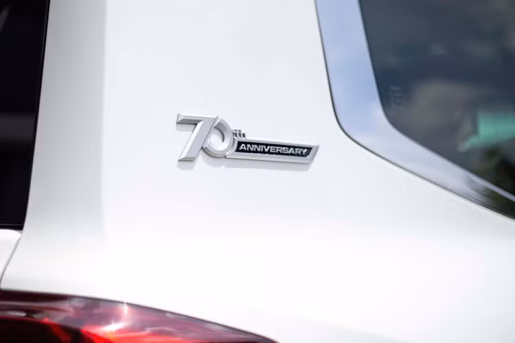 Ngoài ra, các xe Toyota Land Cruiser 2022 "70th Anniversary" ở Nhật Bản còn có thảm sàn riêng, vè che mưa và camera hành trình trước/sau xuất hiện logo "70th Anniversary". Tổng thiệt hại cho logo "70th Anniversary" ước tính khoảng 42 triệu đồng.