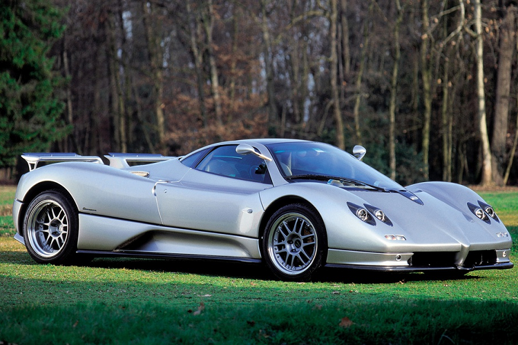 Phiên bản cao cấp hơn - chiếc Zonda C12-S, được trang bị khối động cơ do AMG tinh chỉnh với dung tích lên đến 7.0L cùng công suất tăng lên 550 mã lực. Phiên bản Zonda S ra mắt vào năm 2002 được trang bị khối động cơ V12 hút khí tự nhiên dung tích 7.3L do các kỹ sư của AMG chế tạo thủ công. Xe có công suất tối đa 555 mã lực và mô-men xoắn cực đại 750 Nm.