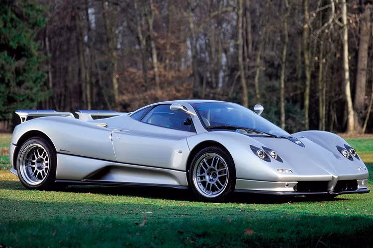 Phiên bản cao cấp hơn - chiếc Zonda C12-S, được trang bị khối động cơ do AMG tinh chỉnh với dung tích lên đến 7.0L cùng công suất tăng lên 550 mã lực. Phiên bản Zonda S ra mắt vào năm 2002 được trang bị khối động cơ V12 hút khí tự nhiên dung tích 7.3L do các kỹ sư của AMG chế tạo thủ công. Xe có công suất tối đa 555 mã lực và mô-men xoắn cực đại 750 Nm.